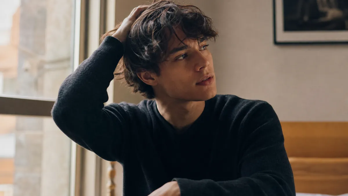 Cheveux mi-long homme : tendances et conseils style 2026